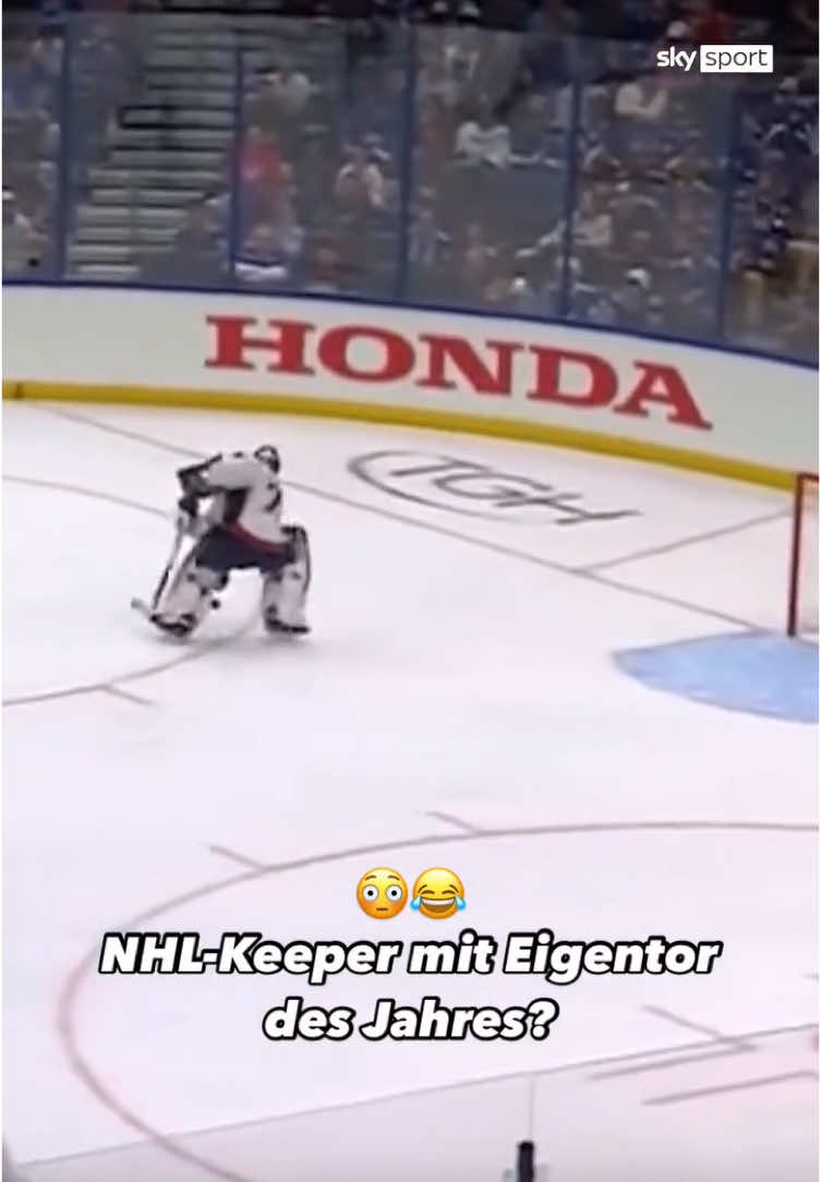 Unfassbare Szene in der NHL! 🎥 Washington-Goalie Charlie Lindgren sorgt mit einem kuriosen Moment für Schlagzeilen: Ein Missgeschick beim Klärungsversuch führte zu einem Eigentor, das offiziell Brayden Point zugeschrieben wurde – da beim Eishockey keine Eigentore gewertet werden. 🏒🥅 #NHL #Eishockey #Goalie #Fail #Lindgren #SkyNHL