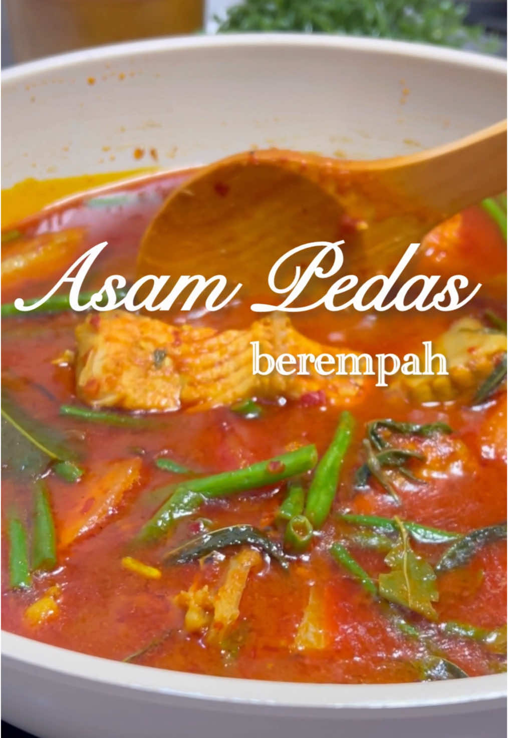 lama giler x makan ikan pari.. arini kite buat asam pedas berempah.. sedap! wangi! gu dengan telur masin ngam!  BAHAN : 👉ikan pari 👉1 biji bawang besar 👉5 ulas bawang putih 👉1 inci halia 👉jintan manis, jintan putih, ketumbar, lada hitam, semua ambil 1 sdk kecil sahaja 👩‍🍳kisar hancur 👉15 tangkai cili kering 👩‍🍳rendam air panas dan kisar hancur 👉2 cwn air 👉5 tangkai daun kesum 👉6 keping daun limau purut 👉1/2 sdb asamjawa Xtra adabi 👉tomato 👉kacang panjang/bendi 👉1 sdb gula 👉garam secukup rasa #menu #resepimasakan #asampedas #asampedasikanpari #resepisedap #resepimudah