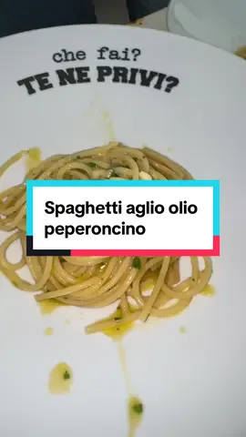 Spaghetti aglio olio e peperoncino, Ingredienti ⤵️ Olio extravergine di oliva, Aglio, Peperoncino, 180g spaghetti, Prezzemolo, #spaghettiaglioeoliopeperoncino #speghetti #cucinaitaliana #spaghettiaglioeolio #lericettedinatascia #lericettedinatty #nattybonappetit #nattyricettenapoletane 