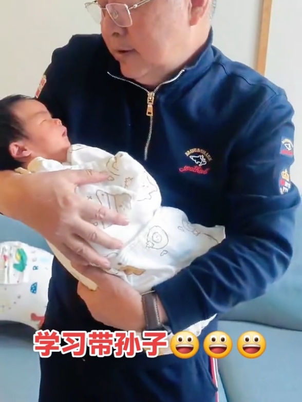 Ông nội dễ thương🥰🥰🥰#grandpa #handsomegrandpa #beartrungnien #daddy #thichtrungnien #grandpachinese #trungnienphongdo #trungniendep #oldman #douyinchina #daddychinese #daddychina #daddybear 