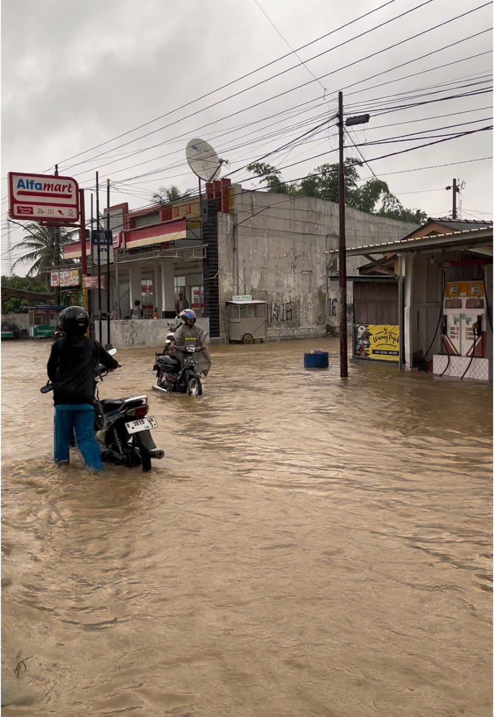 Temen temen dihimbau hati hati yang mau ke arah pasar lebeng Cilacap #banjircilacap #cilacap #infocilacap #planjan 