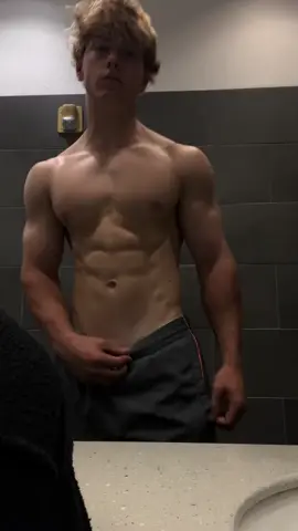 Working out for 2,5 years #gym #physique #aesthethic #muscles #back #fy #fyp #veins #muscularback #muscularguy #muscularmen 