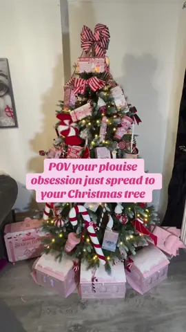 I cant take the credit for it @JustNina☀️🔒  @plouisemakeupacademy @PLOUISE #plouisechristmas #plouise #chrismastree #pinkchristmastree #plouisemakeup #plouisejuiceboxes 