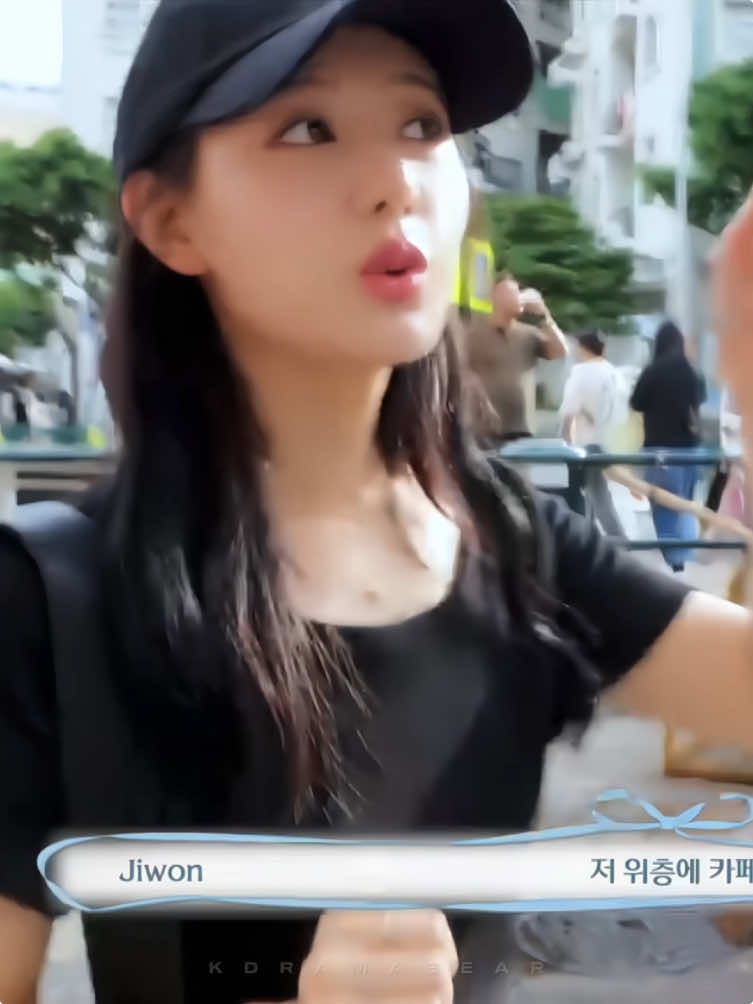 the way she loves taking pic of everything she saw 😭🫶🏻 #kimjiwon #jiwon #soowon #fyp 