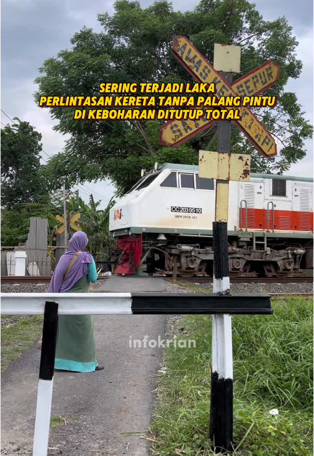 Perlintasan kereta api belakang SMPN 3 Krian ke arah Keboharan sudah ditutup total ya bolo. Sepeda motor tidak bisa lewat. Jangan sampai tercelik 😁 #keretaapi #keretaapiindonesia #train #kai #kereta #laka #rawan #keboharan #infokrian #krian #railwaystation #viral #fyp #foryou #foryoupage #foryourpages #stasiun #station #video #videos #tiktok #instagram #reels #facebook 