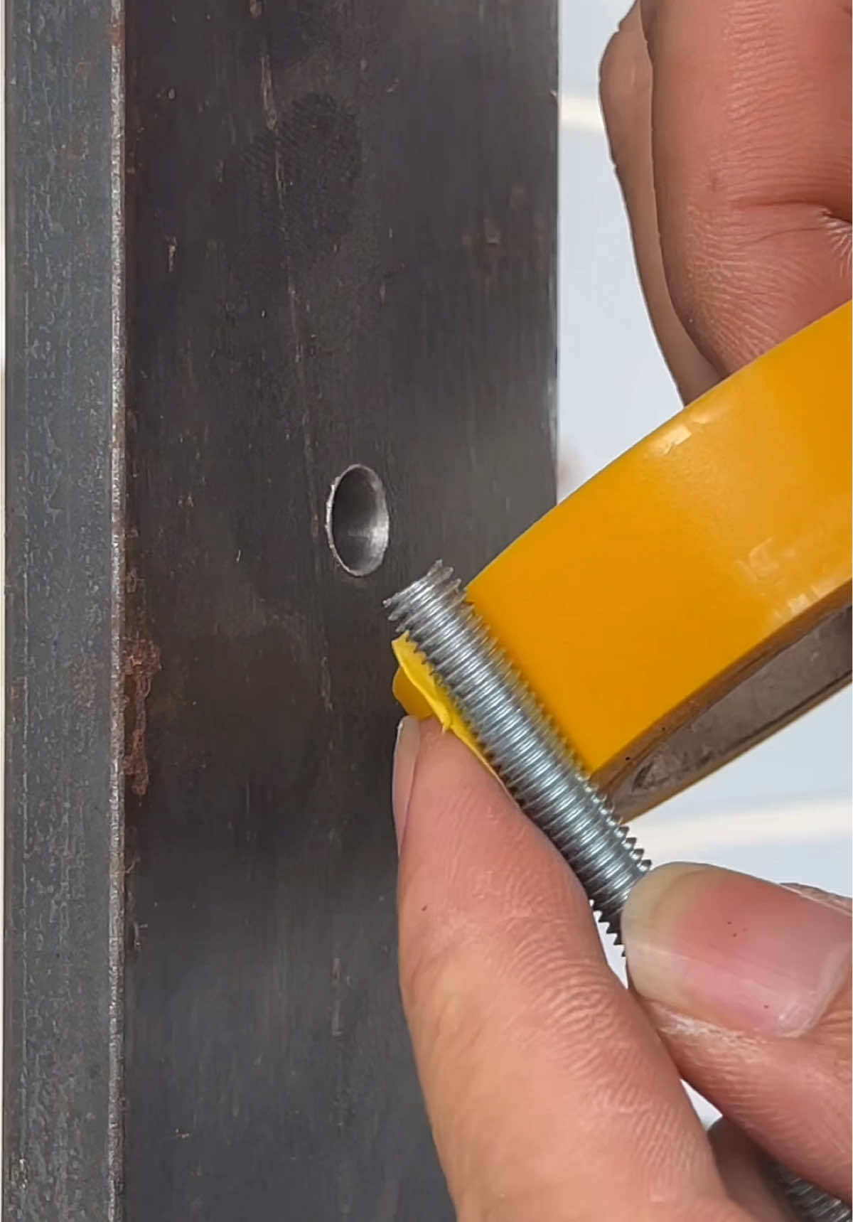 Great tips for connecting threaded rod to iron bar #tipsandtricks #tips #DIY 