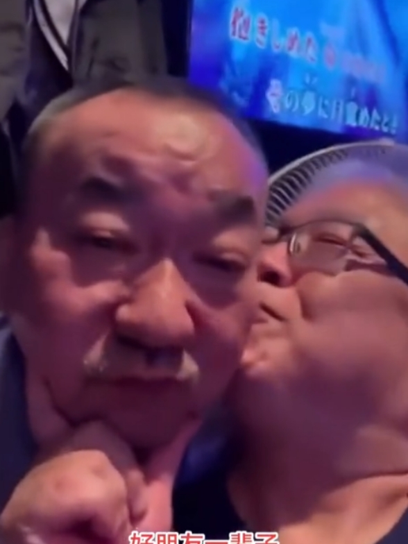 好可爱 🥰🥰🥰#grandpa #handsomegrandpa #beartrungnien #daddy #thichtrungnien #grandpachinese #trungnienphongdo #trungniendep #oldman #douyinchina #daddychinese #daddychina #daddybear 