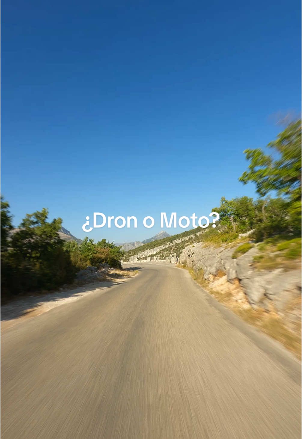 Dirán que no es una moto… 😒🤫 Pues igual tienen razón 🤫 esto lo grabamos en los Alpes en plena naturaleza y al ver la carretera tenía claro el plano creativo que iba a hacer con mi #drone #fpv 🏍️ 🚀Te gustaría empezar a volar drones fpv este 2025?👇🏻 #moto #motorcycle #dji #naturaleza #djimavic