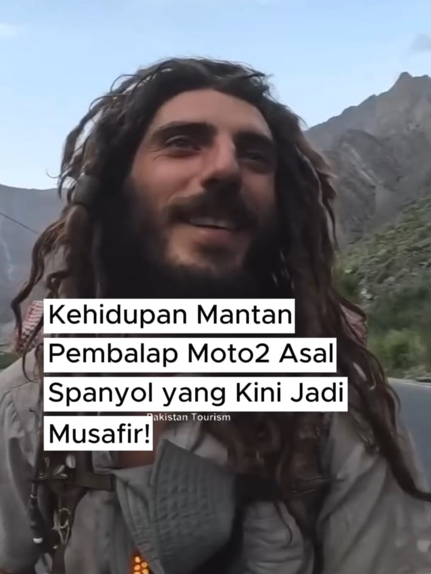 Baru-baru ini kisah hidup mantan pembalap Moto2 yang bernama Axel Pons menjadi perhatian banyak publik dunia setelah nasibnya berubah drastis. Dari gemerlapnya dunia balap motor internasional, ia kini hidup sebagai musafir. Diketahui, Alex Pons pernah menggeber sepeda motornya di sirkuit selama 10 musim balap grand prix di kelas 125cc pada 2008 dan berlaga hingga 2017. Dia juga mencetak hasil terbaik bertengger di posisi keenam pada Moto2 Italia pada 2016. Namun, seiring waktu, kariernya di dunia balap mengalami kemerosotan hingga akhirnya ia memutuskan pensiun. Pasca pensiun, kehidupan mantan pembalap asal Spanyol ini tidak berjalan mulus. Kesulitan ekonomi dan tantangan mental membuatnya kehilangan arah. Kehidupannya saat ini terlihat sebuah video dari saluran YouTube Pariwisata Pakistan, menunjukkan Axel Pons sedang berjalan di sepanjang jalan dan mengungkapkan kepada orang-orang yang merekamny “Saya memiliki cerita panjang untuk diceritakan. Tiga tahun lalu, saya memutuskan untuk meninggalkan semua beban hidup saya. Saya hanya membawa ransel, lalu memulai perjalanan ini,” ujar Axel, dikutip VIVA Kamis, 28 November 2024. Bahkan penampilan Axel Pons berubah total, rambutnya gondrong dan tidak terurus, dengan pakaian sederhana. Ia tampak membawa tas kecil dan tongkat, sering kali berjalan tanpa alas kaki. _ #VIVACOID