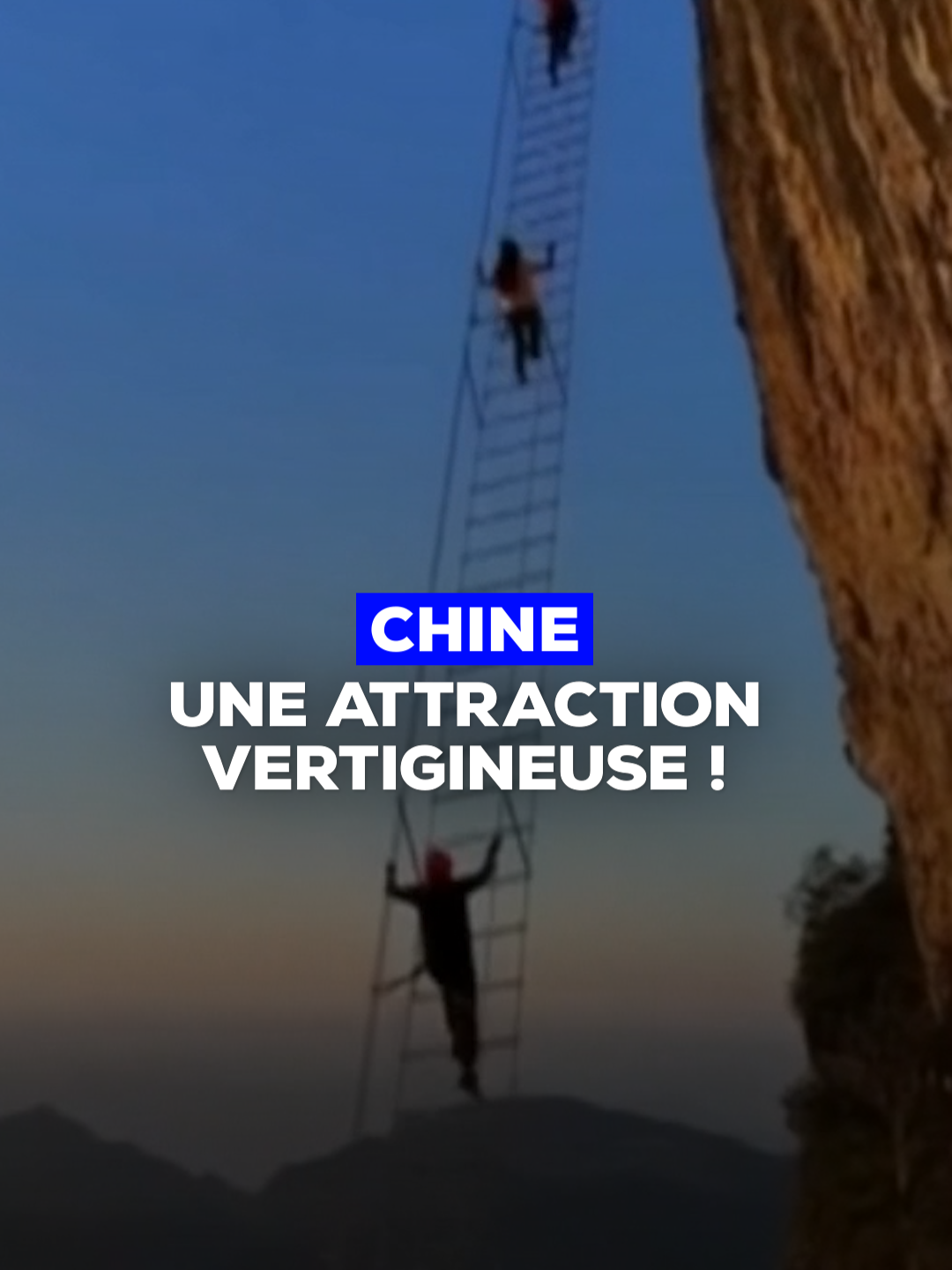 😰 C'est sans doute l'une des attractions les plus vertigineuses ! En Chine, les plus téméraires peuvent emprunter cette échelle, perchée à 1 500 mètres du sol. #reportagefr #chine