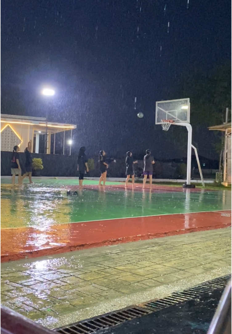 mw mandi hujan lg🙁 #4u #xyzbca #basketball #rain 