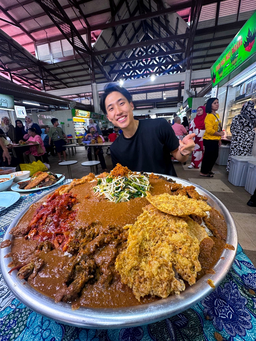 8KG Nasi Jenganan (Rice over peanut gravy) goodness! This place at Geylang Serai serves up one of the most authentic versions of this underrated dish. #sgfoodie #foodchallenge 