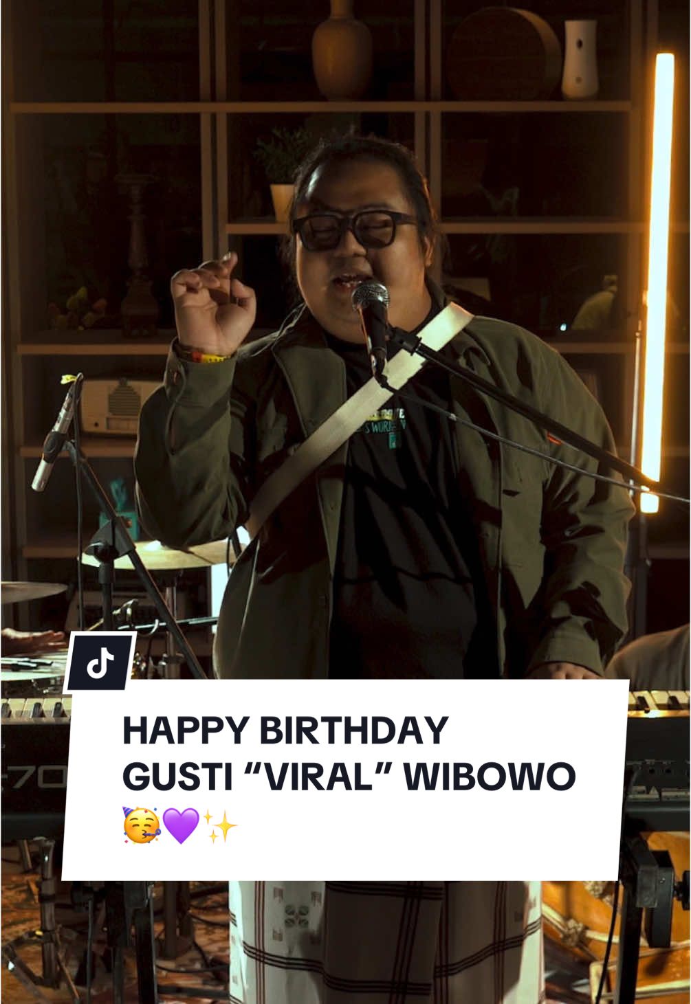 Penggalan video yang banyak menjadi sumber tawa dan hiburan kita ini diunggah bertepatan dengan hari ulang tahun sang empunya lagu, @gustiwiw. Selamat bertambah usia maestro “endikup”. Semoga di tahun ke-25 ini bisa terus menjadi manusia yang selalu jadi sumber senyuman orang banyak. 🥳🎉💜#TheMapleMedia #SesiDengarLive