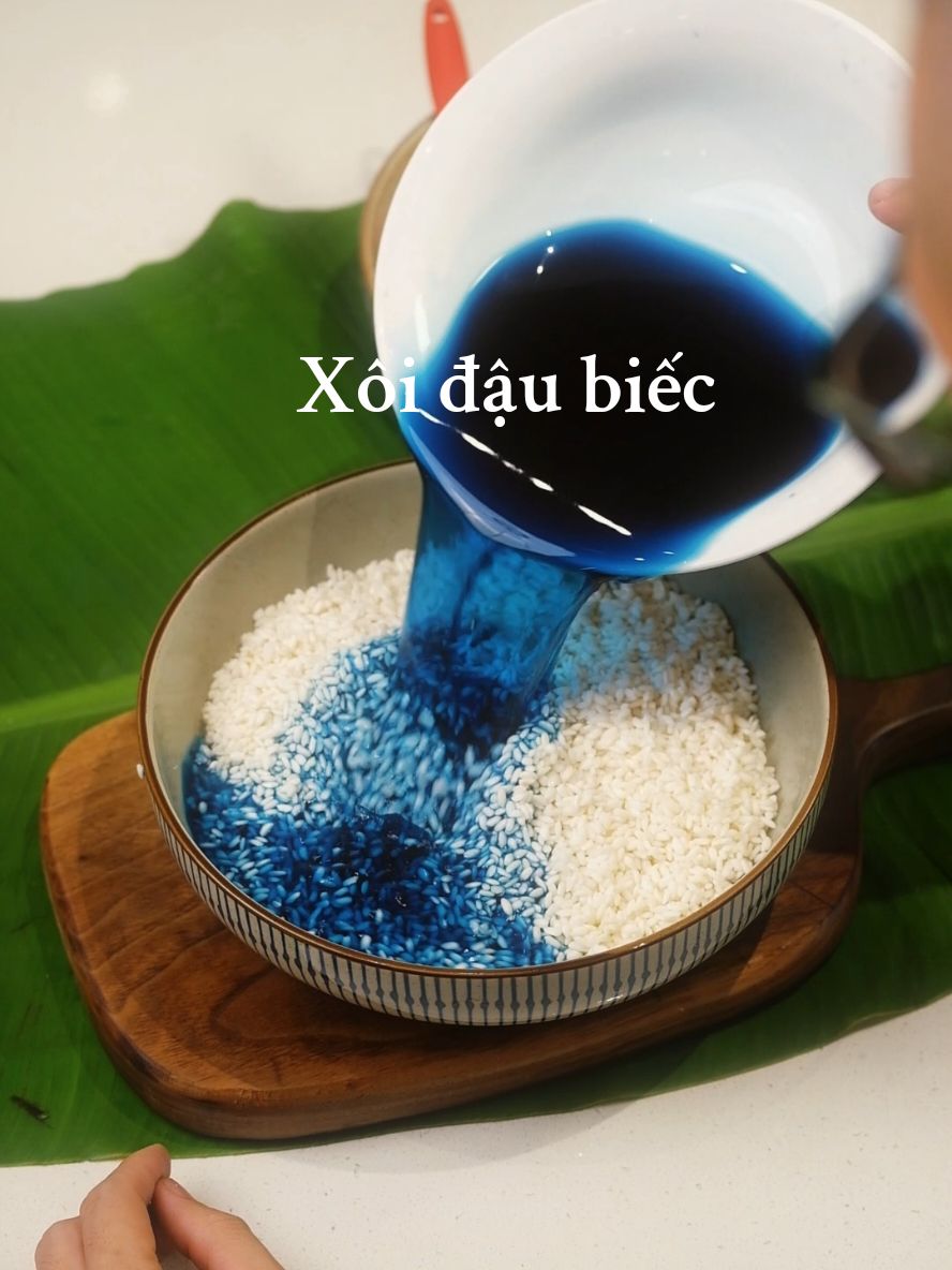 Xôi đậu biếc ấm bụng ngày gió lạnh.