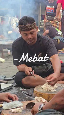 Mebat adalah tradisi memasak bersama-sama dalam masyarakat Bali yang mengutamakan gotong royong. Mebat biasanya dilakukan untuk mempersiapkan hidangan khas Bali, seperti lawar, untuk upacara keagamaan. #mebat #upakara #bali #2025 