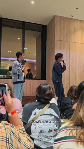 วิลเลี่ยมเอส กระซิบไรกันอะ สาววายเขินน้าา มีพูดถึงฉากจุ๊บเหม่ง วิลเลี่ยมบอกว่า ไม่มีในบทเป็นการอิมโพไวซ์เอง พี่มุ้ยบอกว่าทำยังไงก้อได้ให้เหมือนคนรักกัน ThamePo Press Tour #ThamePoSeries #williamest #วิลเลี่ยมเอส #williamjkp #est_rvp 