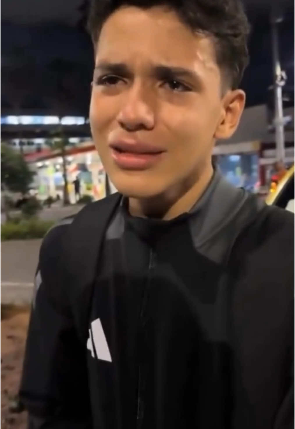 🥺 Una historia que conmueve Medellín: Un joven fue víctima de robo cerca de una estación del Metro tras su entrenamiento de fútbol. Le quitaron el celular que su mamá había comprado el día anterior con gran esfuerzo. 