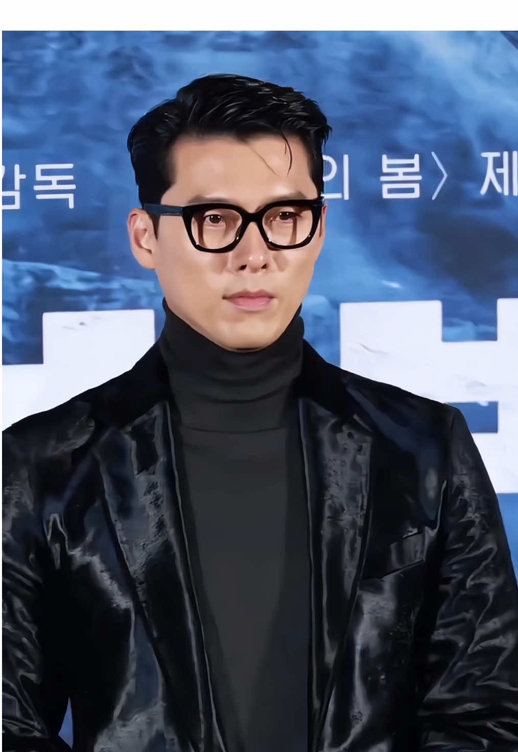 [27/11/2024] Hyun Bin tại buổi họp báo ra mắt phim Harbin(Cáp Nhĩ Tân). Ông chú diện outfit siêu bảnh, quá là mê. Harbin sẽ được phát hành tại Hàn Quốc vào ngày 25/12/2024 tới đây. #hyunbin #현빈 #harbin #harbinmovie #하얼빈 #capnhitan #fyp #xuhuong #phimhay #kdrama 