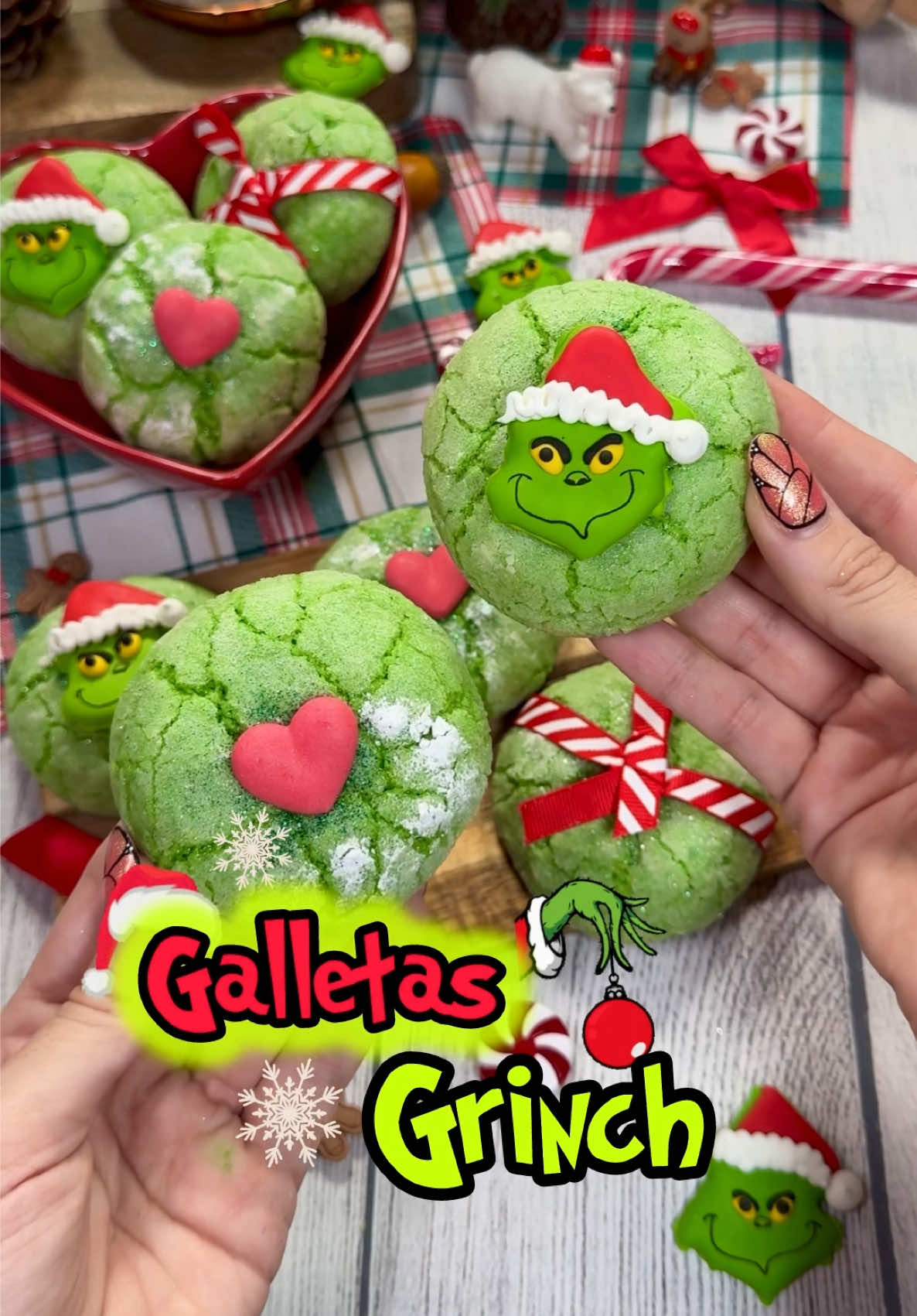 💚 GALLETAS GRINCH ❤️ @burpee_vet 💚 Todos conocemos a un grinch de la navidad, y si no lo conoces es que eres tú🤣. Estas galletas son perfectas en estas fechas, aunque no te gusten las luces, el olor a canela ni los regalos. Crujientes por fuera y una textura blandita por dentro  ❤️ INGREDIENTES  (12 galletas) ➖ 100 gr de mantequilla  ➖ 6 gr de endulzante yummy o 60 gr de azúcar ➖ esencia de vainilla  ➖ Ralladura de 1/2 limón ➖ 2 huevos  ➖ 220 gr de harina ➖ 1/2 cucharadita de polvo de hornear ➖ pizca de sal ➖ colorante verde ➖ azúcar glas  🎄 Mezcla los ingredientes de las galletas, dale color verde y forma bolas con la masa 🎄 pásalas por azúcar glass, coloca sobre una bandeja de hornear y deja reposar en la nevera 30 min 🎄 Mete en el HORNO a 175C 12 minutos  🎄 Deja que enfríen por completo antes de decorar 🌈 Puedes conseguir mi endulzante YUMMY  en la web de @big_suplementacion, a través del link que tienes en mi biografía. Además con el código ✨BURPEE✨ tienes un 10% en tu pedido y apoyarás mi trabajo #tiktokespaña #navidadentiktok #cocinaentiktok #recetas 