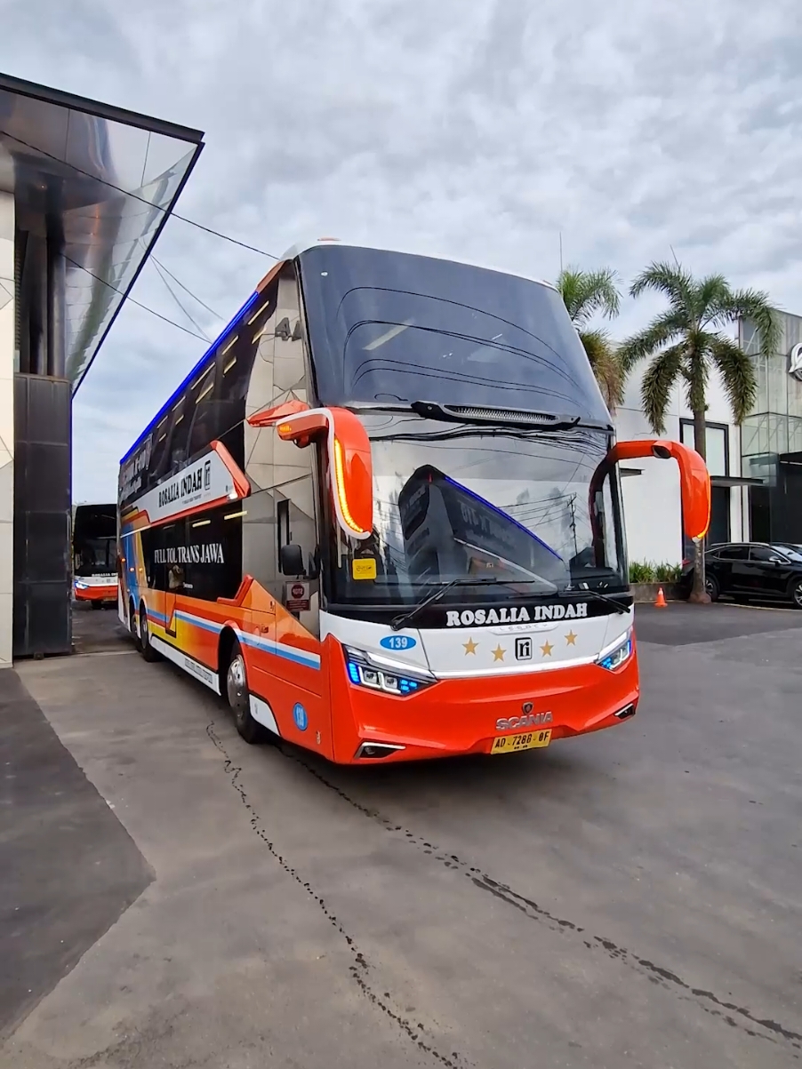 KELUARGA BARU ROSALIA INDAH 😍 @rosaliaindahofficial  • Legacy SR3 Neo Double Decker Ultimate Edition • Scania K410 CB #rosaliaindah #rosaliaindahtransport #rosaliaindahmania #rosaliaindahofficial #scania #scaniabus #busmania #busmaniacommunity #busmaniaindonesia #bismania #bismaniacommunity #bismaniaindonesia #legacysr3 #laksanabus 