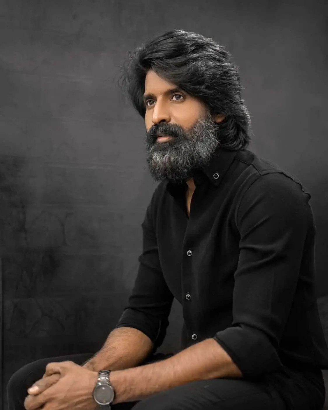 Bringing out the raw and bold energy – #SooriMuthuchamy’s latest look is the epitome of rugged charm! #viduthalai2 #kathainayagan #soori #beziquestreams #tamilactor #viduthalai #kollywood #kollywoodcinema #kollywoodmovie #tamilmovie #tamilcinema #celebrityclicks