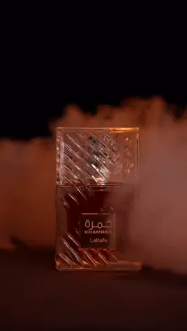 Desperte seus sentidos com o nosso perfume Khamrah Lattafa de 100ml. Uma combinação cativante de notas orientais que remetem ao glamour árabe. Experimente a elegância e sofisticação em cada borrifada, uma experiência única que realça sua presença com um toque de mistério e sedução. Este perfume não é recarregável, o que significa que cada frasco é uma nova oportunidade para mergulhar em uma experiência olfativa única. Este perfume é perfeito para uso diário, garantindo que você sempre tenha uma fragrância marcante à mão. O nome do perfume, Khamrah, é uma homenagem à rica tradição e cultura árabe, refletindo a sofisticação e o luxo que esta fragrância traz. . . . #khamrahlattafa #perfumesarabes #grifypremiun 