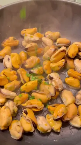 Сегодня на ужин – мидии в белом вине с петрушкой, это очень вкусно 🤤 Можно есть с салатом, можно добавить к рису или просто поджаренной булочке. ☺️ Салат: помидоры, огурцы, авокадо, базилик, кинза, петрушка, укроп, соль, оливковое масло, перец чили и сок лайма Хорошего и вкусного вечера вам, друзья! 🤍 #evening #dinner #mood  