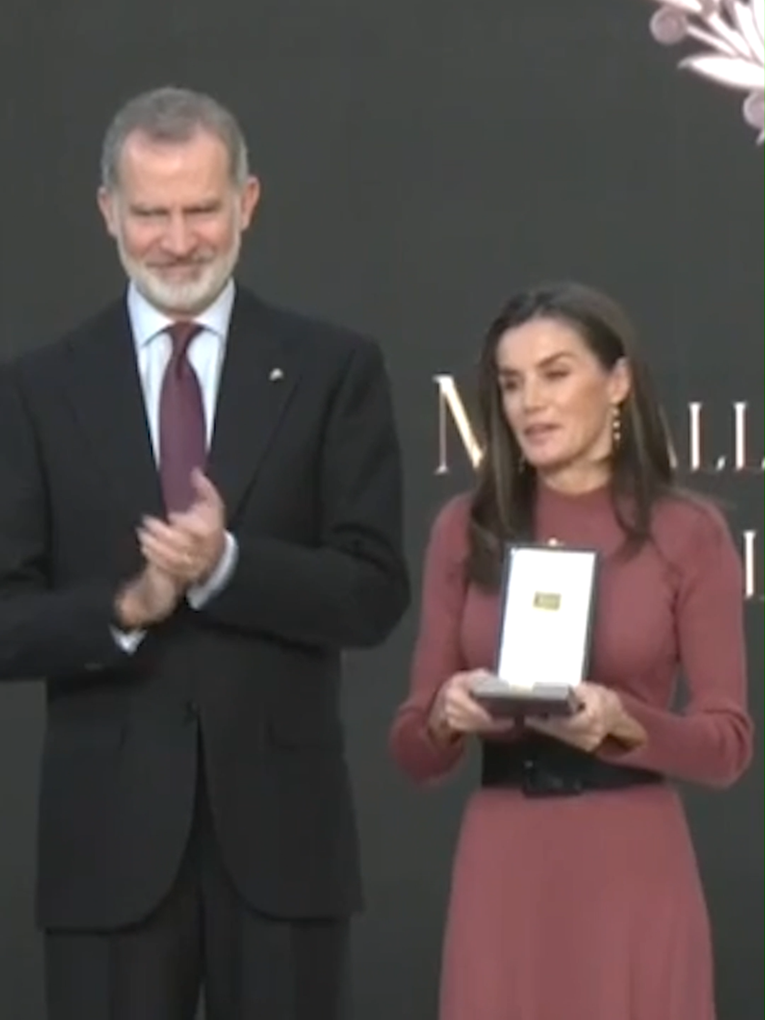 El gesto solidario de la reina Letizia en los premios de Bellas Artes de Sevilla: luce un vestido de una tienda devastada por la DANA en Algemesí disparando sus ventas #noticias #noticiascuatro #noticiastiktok #news