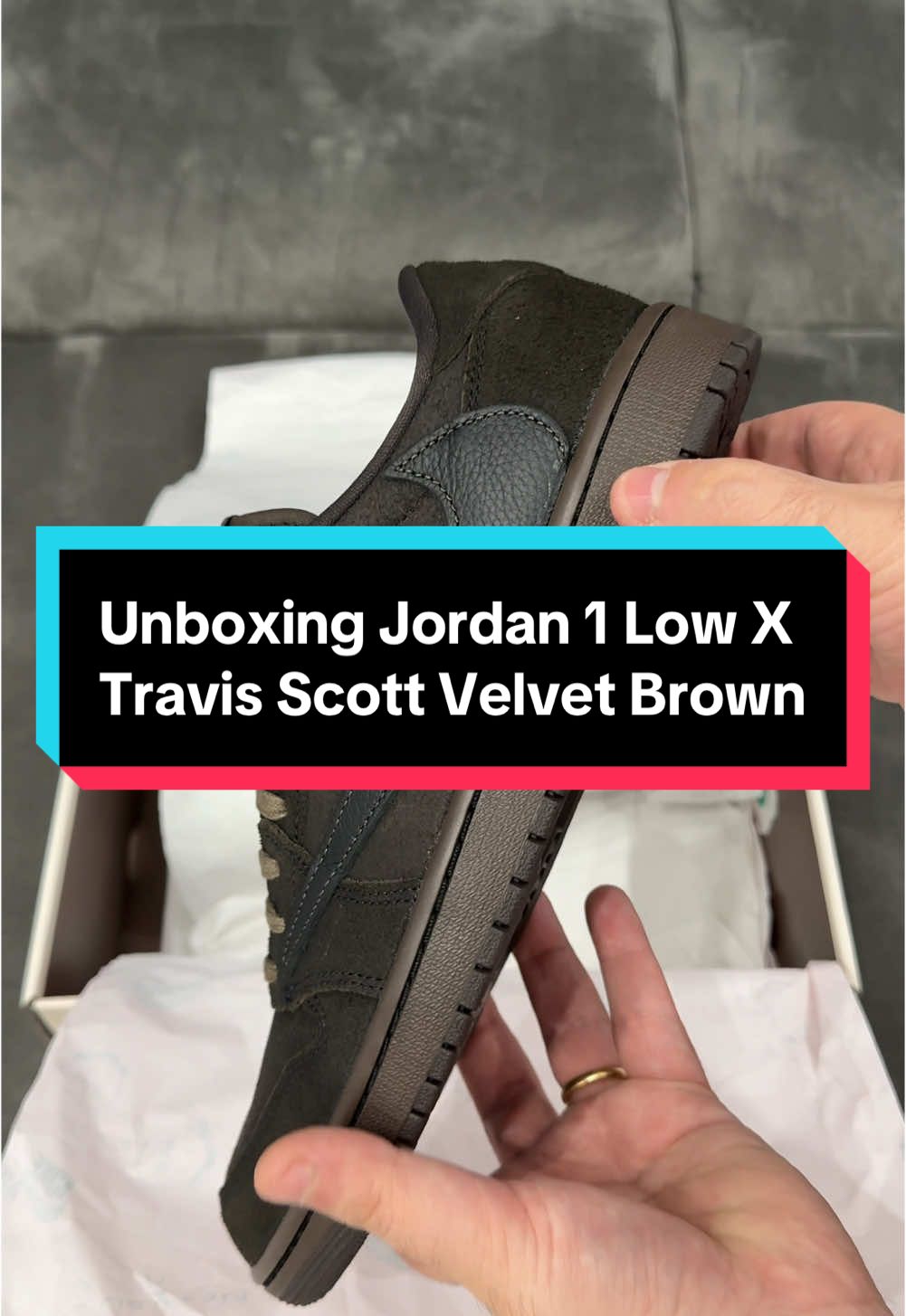 Unboxing anticipato della Jordan 1 Low X Travis Scott Velvet Brown. Io la trovo incredibile.  #sneakers #sneakerhead #sneakersaddict #jordan #streetwear #jordan1lowtravisscott #unboxing 