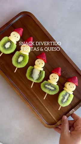 Qué tal está ternura para enviar en las loncheras o para compartir en familia. No olvides guardar y compartir!🙌✨ Solo necesitas: Kiwi 🥝 Fresas 🍓 Queso 🧀 Semillas de Ajonjolí Palitos de Madera 🪵 #foodkids #recetasparaniños #blw #loncherasaludable #niñosfelices #loncherasdivertidas #navidad #navidad2024 #parati #pyf #maternidad