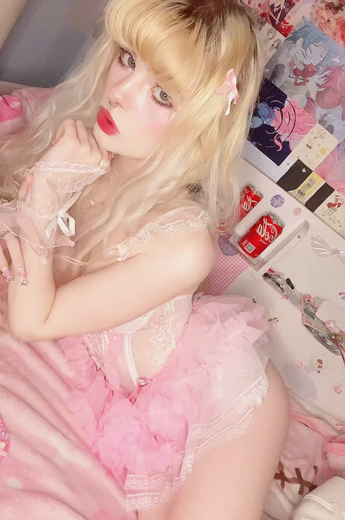 Purrrrr #fyp #bimbo #bimbocore #kawaiifashion #kawaiigirl #sanriogirl #hellokitty #genderfluid #lesbian 