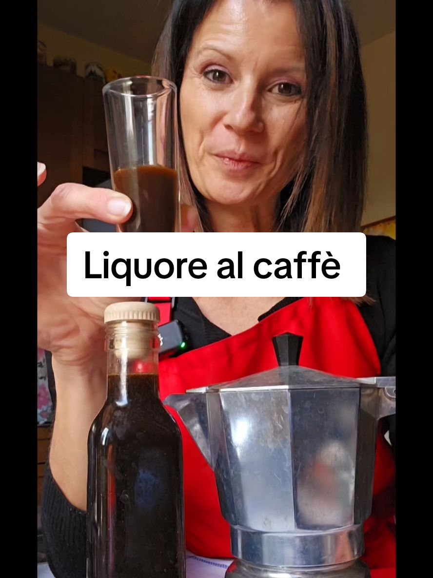 Il liquore al caffè è ottimo da servire sia a temperatura ambiente che freddo, ideale per aromatizzare gelati, dolci e creme. Ingredienti  500ml caffè  380g zucchero, o 300g per una versione meno dolce 300ml alcool 95° cannella vaniglia  limone bio #liquorealcaffe #caffe 