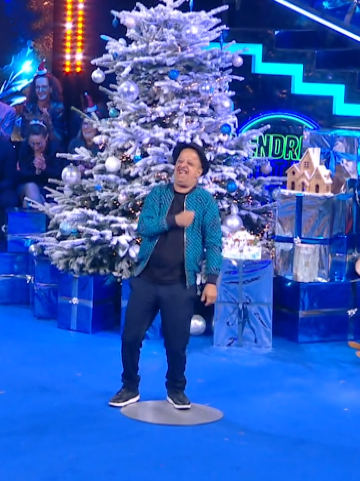 On cherche une âme charitable (ou un opticien 👓) pour offrir des lunettes à mon ami @booder_officiel! 🎄 #VTEP fête #Noël en avance cette année, vendredi 6 décembre à 21h10 sur @tf1 ! #vendreditoutestpermis #Booder #DevineLeMot