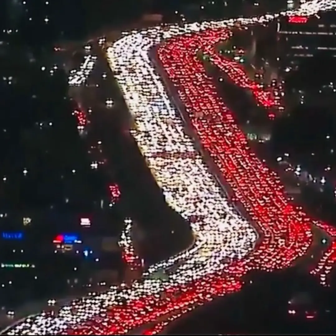 The appearance of American roads in which cars can't move like holidays in our country is becoming a topic.       The American Automobile Association (AAA) expects a total of 7.9 million people will travel to different regions during the Thanksgiving period. Check out what the LA 405 Freeway looks like that is frustrating just to watch.