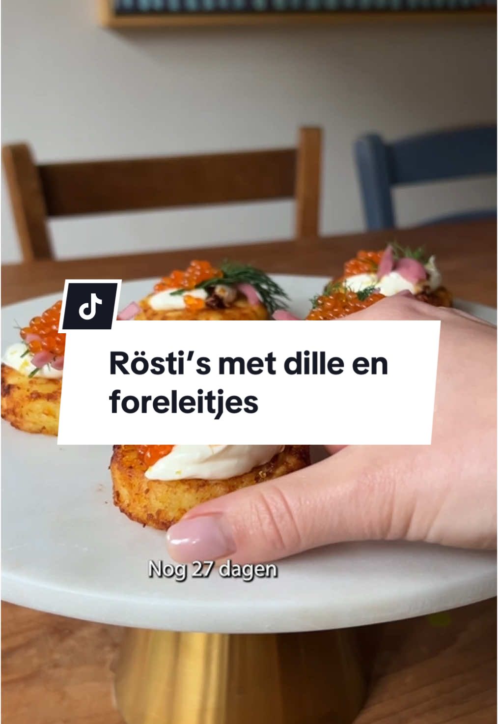 Rösti’s met dille en foreleitjes Ingrediënten (voor 8 personen) 8 rösti’s 8 tl roomkaas 1/2 citroen, rasp 1 el crispy chili olie 1/4 rode ui op zuur 8 takjes dille 50 g foreleitjes Verwarm de oven voor op 200 graden. Leg de röstis op een met bakpapier bekleed ovenrooster en bak 20 minuten goudbruin in de oven. Laat de rösti's 5 minuten afkoelen anders smelt de roomkaas meteen. Beleg elke rösti vervolgens met roomkaas, citroenrasp, crispy chili olie, rode ui op zuur, dille en foreleitjes. #voorjou #vjp #kerst #christmas #recept #amuse #appetizer #potato #starter #voorgerecht #FoodTok 