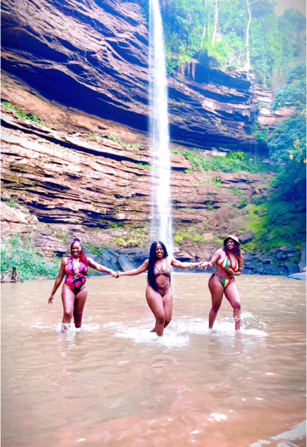 🇬🇭🇺🇸 There’s truly nothing like spending time with friends and family out in nature, especially by a waterfall. The sound of rushing water, the cool mist in the air, it’s like nature’s own way of helping you unwind and just be.  Moments like these remind you to step away from the hustle and soak in the beauty that surrounds us. It’s the perfect birthday getaway, just relaxing, laughing, and making memories with the people who matter most. This is how birthdays holidays are meant to be celebrated: in the heart of nature, where peace and joy come naturally.  • • • 🎥: @jayden_billion  • • • • #Sightntrips #Ghana #Botifalls #EasternRegion