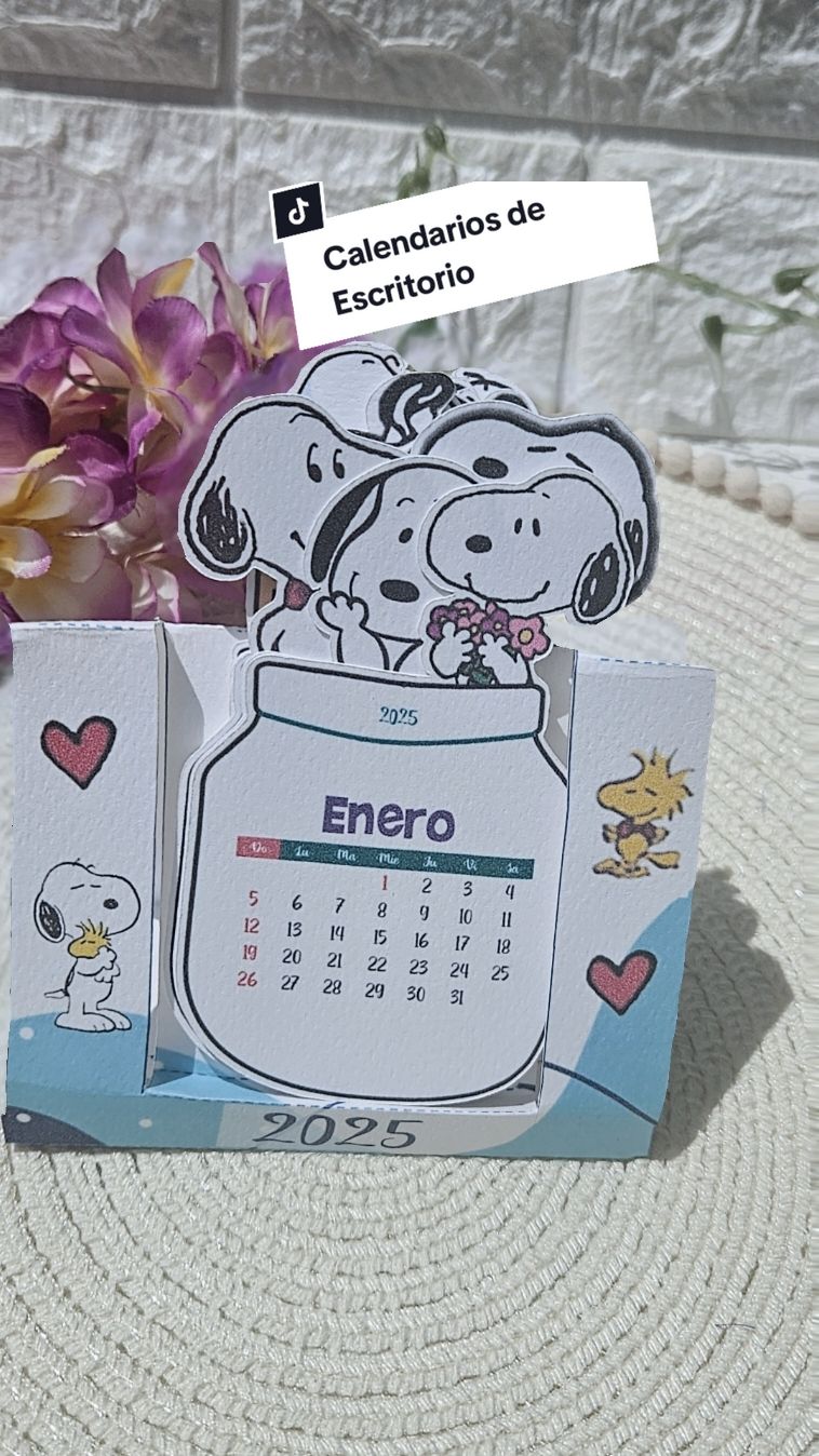 🌟 Este calendario 2025 es tan lindo que no querrás dejarlo pasar. 🌟 ¡Prepárate para el 2025 con este increíble calendario! Perfecto para organizarte, decorar tu espacio y regalar a alguien especial esta Navidad 🎁. 💥 No te quedes sin el tuyo. ¡Pídelo hoy! #calendariodeescritorio   #ecuador2025   #regalosoriginales     #magiaentuescritorio #calendariodeescritorio #snoppy #sailormoon #flores #gatitos 