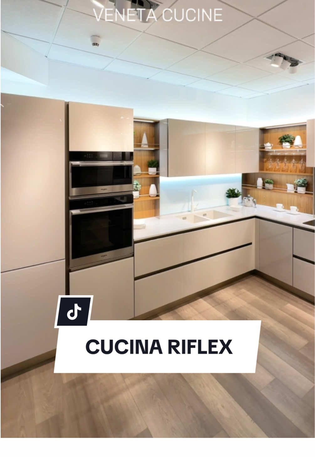 La cucina Ri-flex di Veneta Cucine è un perfetto incontro tra eleganza e innovazione. ✨ La forza espressiva del vetro, disponibile in finiture opache e lucide, si abbina armoniosamente al calore del legno, creando un design unico e sofisticato. 📍 Vieni a scoprirla nel nostro showroom! #VenetaCucine #Riflex #CucinaModerna #DesignElegante #RinascimentoMobili @unicastudio