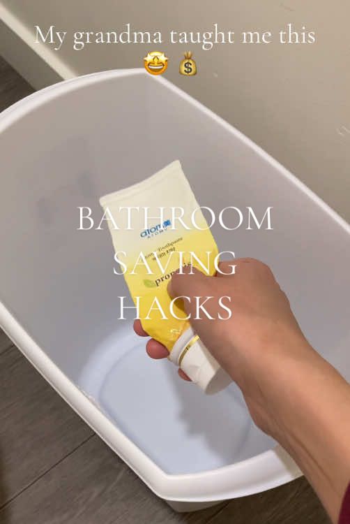 You definitely didn’t know about these tips🤩  Use products wisely in your bathroom 🛀  #savingtips #savetoothpaste #savelotion #bathroomhacks #usefultips #lifehacks #momtok 