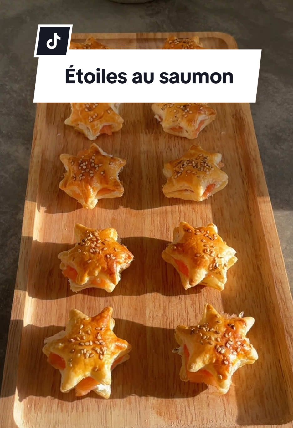 Recette des étoiles feuilletées au saumon : 1 pâte feuilletée  Du fromage ail et fines herbes  Du saumon fumé  Un œuf  Des graines de sésames  #recetterapide #recettefacile #feuilleteesaumon #saumon #etoiles#etoilefeuilletee #ideeapero #recettenoel #christmas #patefeuilletee #aperitif #aperonoel #recetteexpress #EasyRecipe #food #foodtiktok #FoodLover #quickrecipes #recettesimple #foryou #fyp #pourtoi #fingerfood #easyrecipe