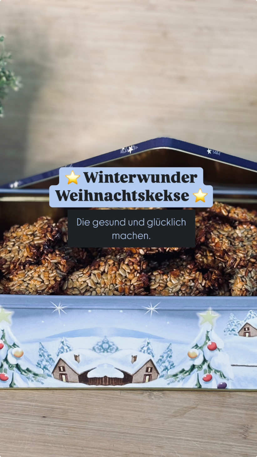 ⭐️ Winterwunder Weihnachtskekse, die gesund und glücklich machen ⭐️ 👩🏼‍🍳 Zutaten: _500g Sonnenblumenkerne _300g gehakte Mandeln _3 Eier _Honig zum süßen (ich habe 3 EL genommen, du kannst aber auch mehr oder weniger Honig nehmen. Je nachdem wie süß du es magst) Körner und Mandeln vermengen. Die Eier als Bindemittel dazu geben und gut verrühren. Nach belieben Honig hinzugeben und nochmal alles gut vermengen. Mit dem Löffeln kleine Häufchen auf ein mit Backpapier ausgelegtes Blech platzieren und etwas flach drücken. Bei 180° O|U für 12 min backen. Guten Appetit 🤌🏼 Rezept speichern & @caro.purelifebalance für mehr Gesundheitstipps folgen 👆🏼 #gesundheitstipps#gesundessen#gesundbacken#gesundeernährung#gesund