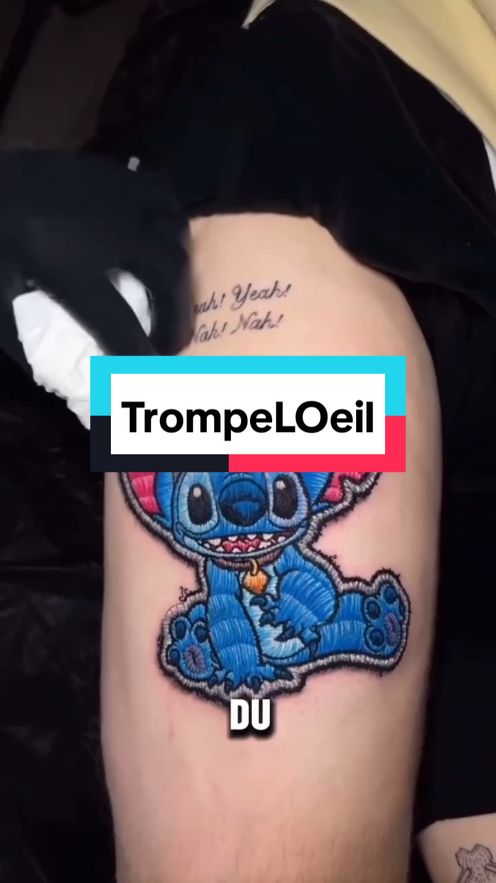 Duda Lozano: Meister des 3D-Tattoos, das täuschend echt wie gestickt wirkt. Ein Künstler, der die Tattoo-Welt revolutioniert. #TrompeLOeil #TattooKunst #Realismus 