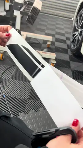 GT86 side stripe install going down like a treat 👌🤙 #toyotagt86 #stripes #carmods #stickershop 