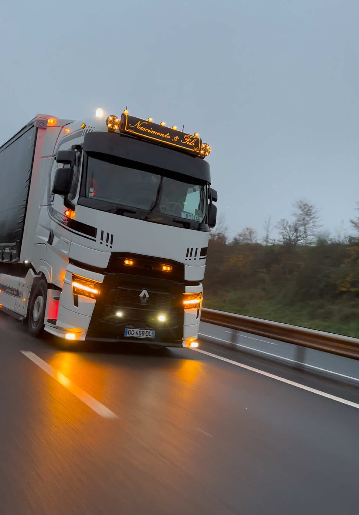 Le materiel 🤩 #truck #pourtoi #truckspotter #rollingshot #fyp #truckerlife #onlywayisdutch #orangeligth #photography #truckhub #france #renaulttrucks 