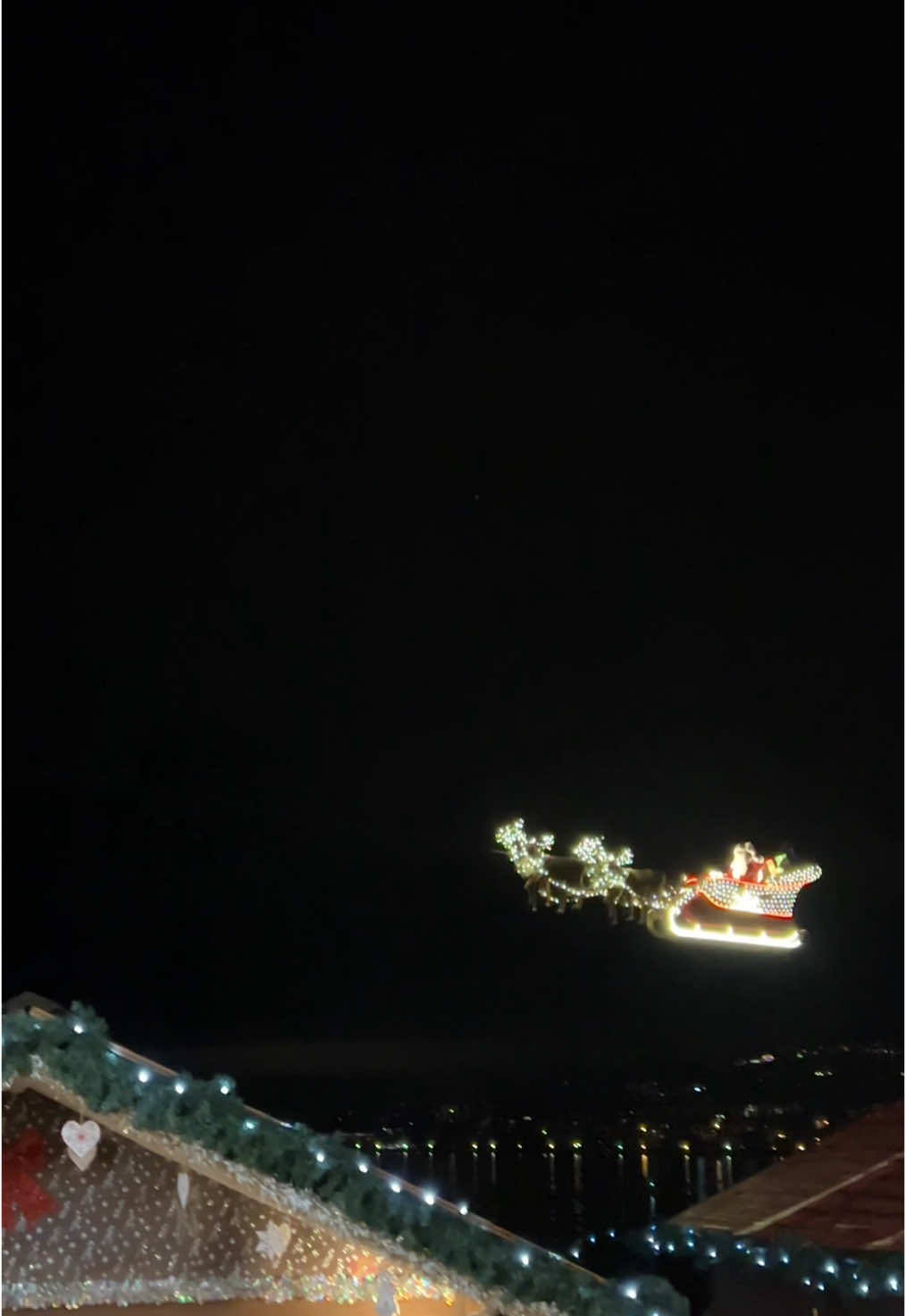 The flying Santa Claus 🎅🏻🇨🇭 at Montreux Christmas Market in Switzerland (Montreux Noël). #switzerland #swiss #montreux #santa #santaclaus #christmas #christmas2024 #christmasmarket #europe #travel #traveltiktok #europechristmasmarkets #france 