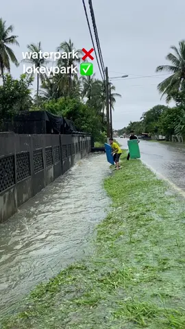 biar ado meney deh awok ii 🤣 wak tuo buleh jadi budok ii kalu dei gini gak 🤣😆 #banjir #fyp 