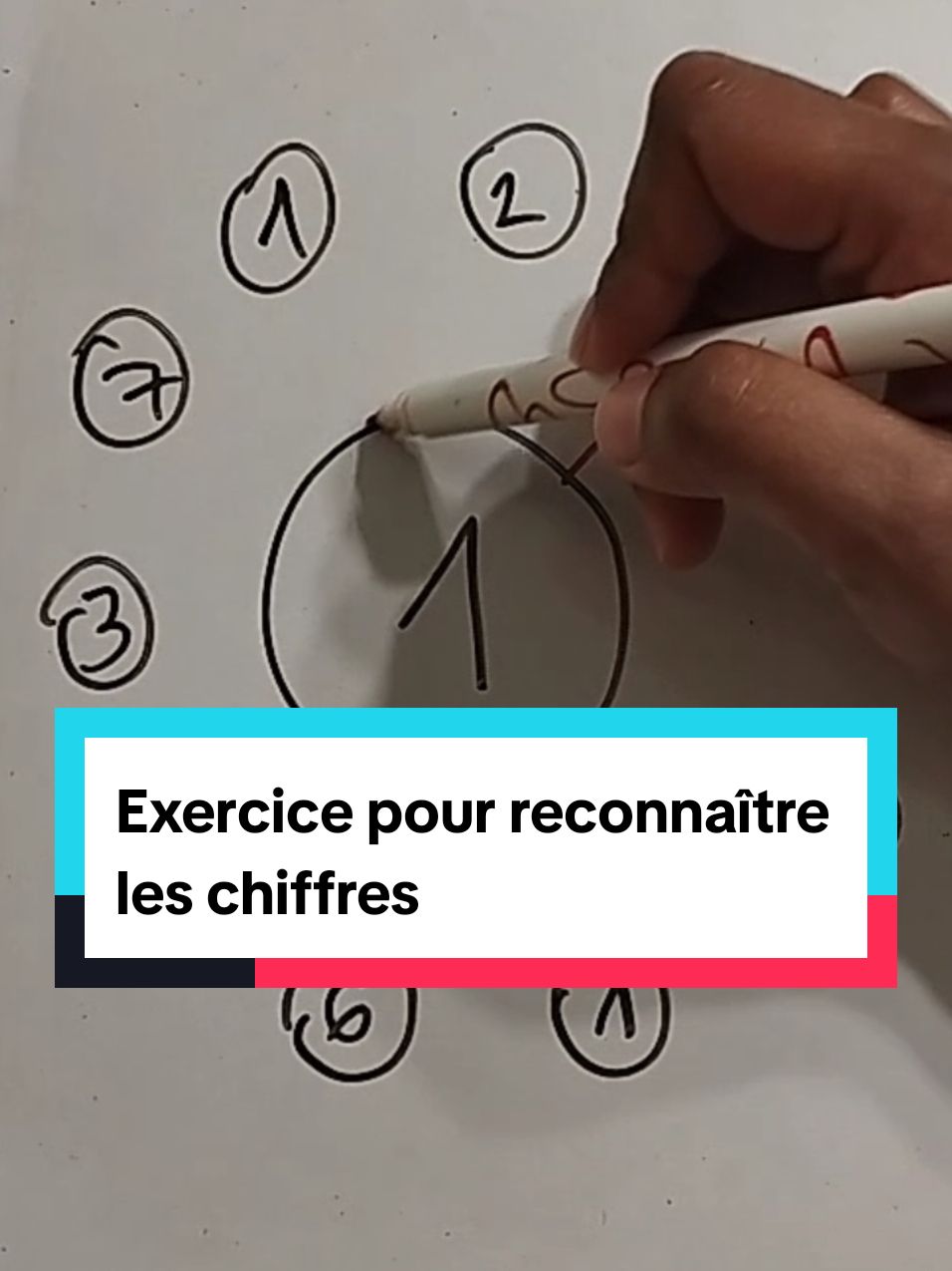 Exercice pour travailler la mémoire visuelle et reconnaître les chiffres. pensez à nommer chaque chiffre à voix haute. #chiffres #123 #calcul #activitesenfants #apprendre #faitmaison #compter #ief #montessori #maternelle #maths #additions #pourtoi #ludique #tiktokfrance #parents #france #educationnationale 