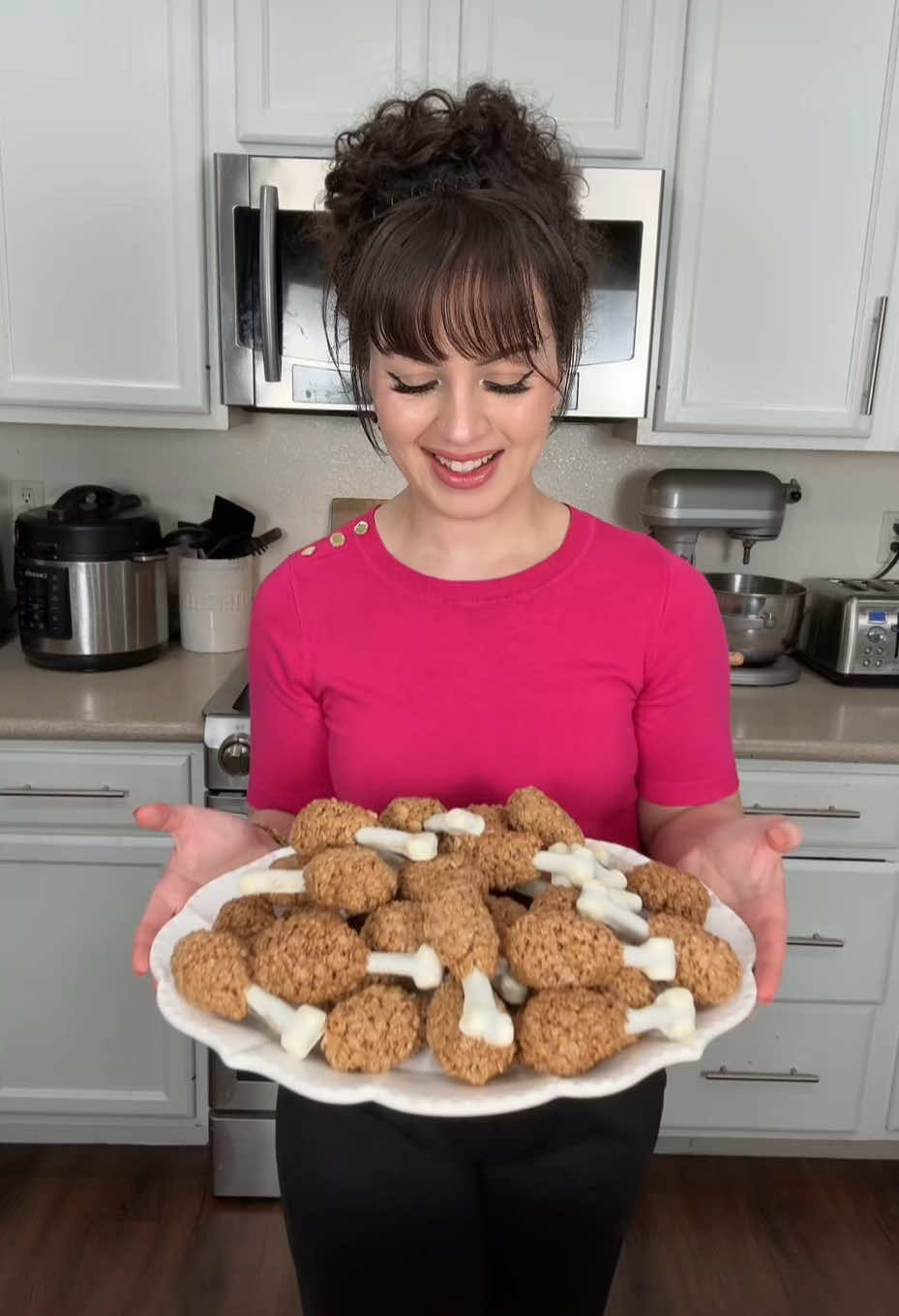 Cutest thanksgiving desert 🍗 -15 pretzels sticks cut in half (makes 30) -15 marshmallows cut in half (makes 30) -10 oz white chocolate  -1 stick butter  -3 Tbsp sweetened cacao powder -1 1/2 bag marshmallow bag 10 oz  -9 oz rice krispies cereal  -Nutella or melted chocolate for filling  Makes 30 turkey leg  . . . #maryamalnasiri #thanksgiving #thanksgiving2024 