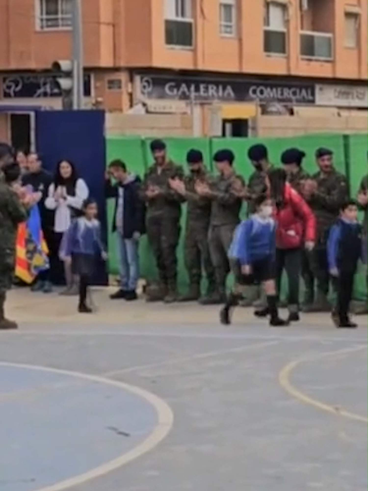 Curiosa relación entre los niños y los militares que ayudan en las labores de limpieza tras los efectos de la DANA en Valencia: una niña pone a toda una División del Ejército a hacer flexiones #noticias #noticiascuatro #noticiastiktok #news