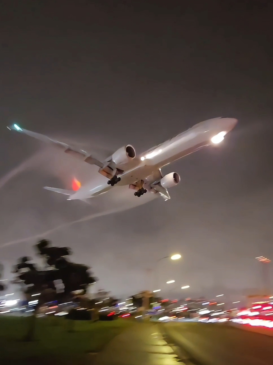 No me despiertes, no estoy soñando; amo la aviación 🥹. #aviation #boeing #boeing777 #spotter #airplanes 